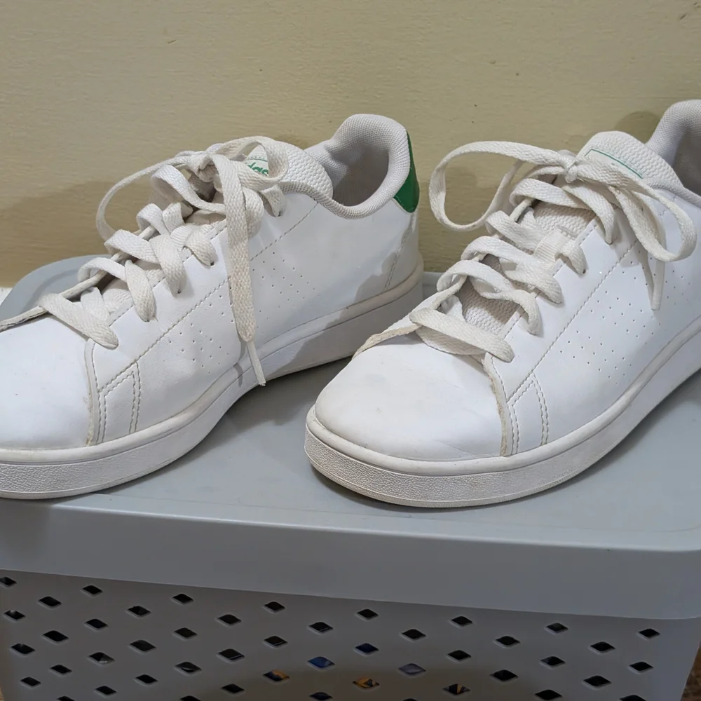 ADIDAS ADVANTAGE LIFESTYLE COURT WHITE/GREEN LOW TOP BIG KIDS SIZE 4